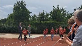 Die Kinder probieren die neue Laufstrecke – Bürgermeister Prof. Dr. Landscheidt und der Schulleiter der Ebertschule, Thomas Baumeister, feuern die Kids an.