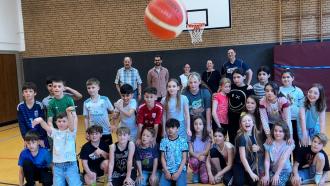Die Kinder freuen sich über die neuen Körbe. Im Hintergrund, Maximilian Lipp (2. v.l.)